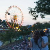Zwei Riesenräder und viel Wiesn-Gefühl