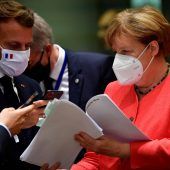 Schläge auf die Tischplatte und ein Gläschen in der Hotelbar