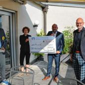 Lions Clubs übergeben Scheck an OVB-Medienhausstiftung