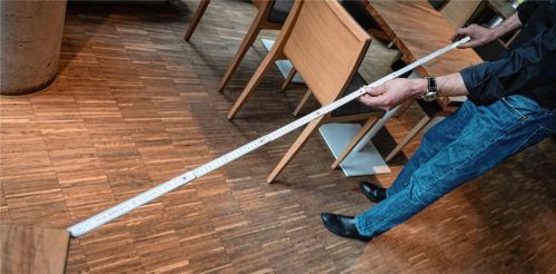 Abstand halten ist nach wie vor angesagt: Ein Wirt überprüft die Entfernung zwischen zwei Tischen in seinem Gastraum. Foto dpa