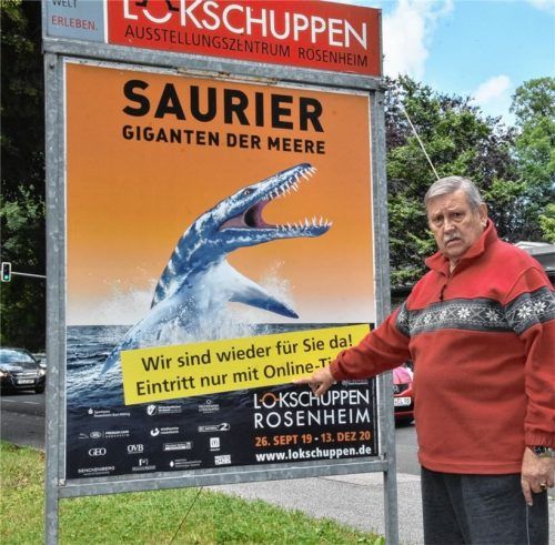 Ärgert sich über den Lokschuppen: Dieter Seydel aus Rosenheim hat keinen Computer und kein Internet. Um die Ausstellung „Saurier – Giganten der Meere“ im Lokschuppen zu besuchen, braucht es aber genau das. Denn wie auf diesem Schild vermeldet: Eintritt nur mit Online-Ticket.Foto  Schlecker