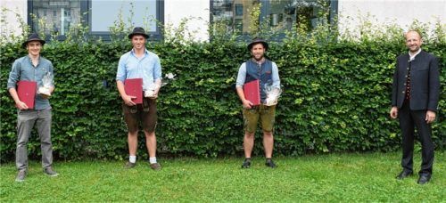 Als Klassenbeste ausgezeichnet: (von links) Dominic Pollack, Stefan Faltermaier und Stefan Killisperger, zugleich Jahrgangsbester, mit dem stellvertretenden Schulleiter Josef Oberniedermaier. Foto re