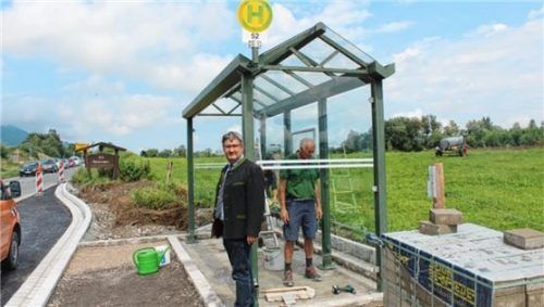 Am Ortseingang von Flintsbach entsteht derzeit eine Bushaltestelle mit Wartehäuschen und einer Querungsinsel. „Nun können Schüler und Friedhofsbesucher die Staatsstraße wieder sicherer überqueren“, freut sich Bürgermeister Stefan Lederwascher bei der Ortsbegehung.Foto Steffenhagen