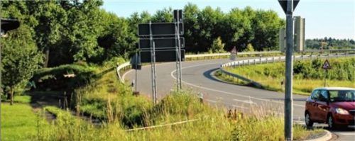 An der Abfahrtsrampe soll jetzt eine Sichtschutzwand gebaut werden. Foto riediger