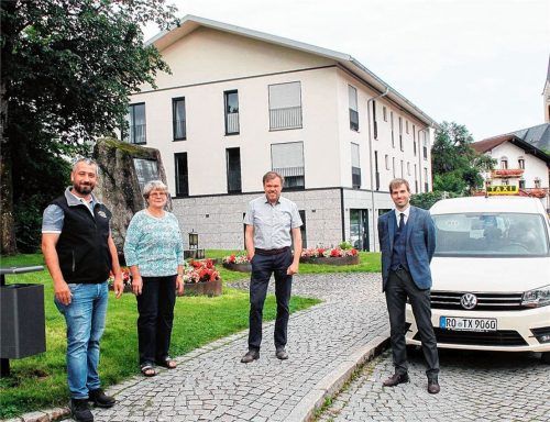 An der Anrufsammeltaxi-Haltestelle: Venedikoglu Sefer, Geschäftsführer und Vorstand AST, die Rohrdorfer Seniorenbeauftragte Rosi Reck, Alois Seehuber von den Stadtwerken Rosenheim und Rohrdorfs Bürgermeister Simon Hausstetter (von links).Foto Reisner