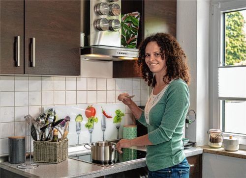 Arbeit als Pate, das kann auch heißen, einfach einmal gemeinsam mit seinem „Schützling“ zu kochen. Pamela Oberrauch findet gerade die Vielfältigkeit dieses Ehrenamtes besonders interessant. Foto Thomae