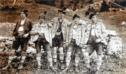 asch wilderer hoe

Martin Holzner mit seinen Freunden.Hötzelsperger