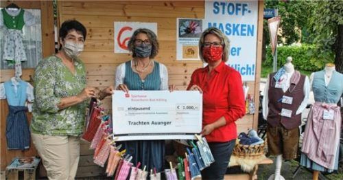 auanger spende1000 re

Renate Plumari (Mitte) bei der Scheckübergabe an Mihaela Hammer (rechts), Vorsitzende des Fördervereins der Kinderklinik Rosenheim, und Schriftführerin Helene Lohner (links).Foto re