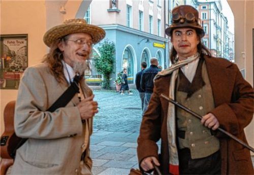 Auch Bänkelsänger Heribert Haider (links) ist am Samstag wieder dabei. Auf diesem Bild ist er mit Tom Tak als Steampunk zu sehen. Foto Thomae