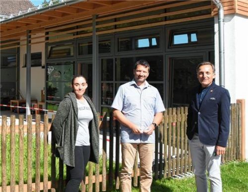 Auch Bürgermeister Olaf Kalsperger (rechts) sowie Bettina Leutgab und Stefan Gschwendtberger aus der Kämmerei machten sich ein Bild vor Ort.