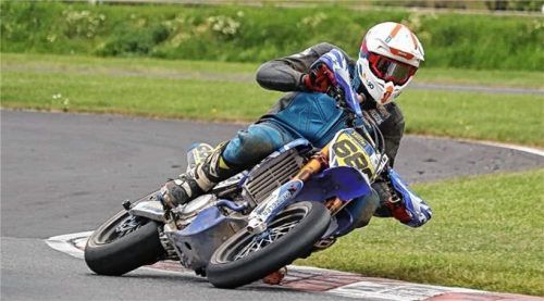 Auch diesmal überzeugte er mit guten Schräglagen: Peter Mayerbüchler erreichte in der ÖM zwei Spitzenplätze. Foto Supermoto Hobbyfotografie