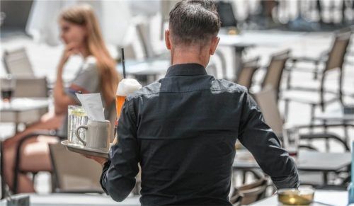 Auch in der Gastronomie werden wieder Mitarbeiter gesucht.Foto dpa