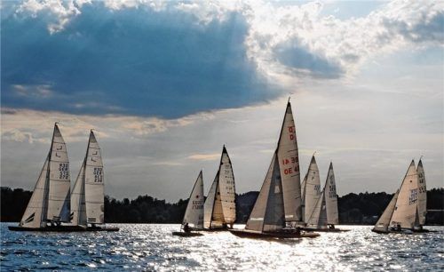 Auf dem Chiemsee, hier beim Chiemsee Yachtclub, wurden die ersten Wettfahrten bestritten. Foto Niessen