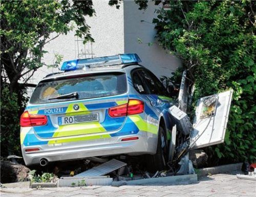 Auf dem Weg zum Einsatz verunglückte die Streifenbesatzung der Rosenheimer Polizei am Sonntagnachmittag. Das Fahrzeug krachte im Bereich der Pürstling-straße in einen Stromkasten. Foto Reisner