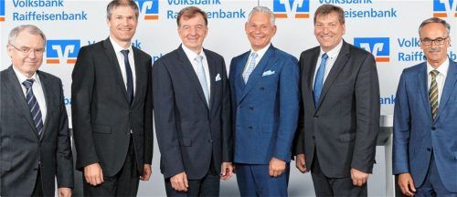 Auf der Vertreterversammlung in Rosenheim, wo für einen kurzen Moment des Fotos der empfohlene Mindestabstand unterschritten wurde: Prof. Dr. Josef Stadler, Mirko Gruber, Hubert Kamml, Wolfgang Altmüller, Peter Schacherbauer und Siegfried Drexl (von links). Foto VR Bank
