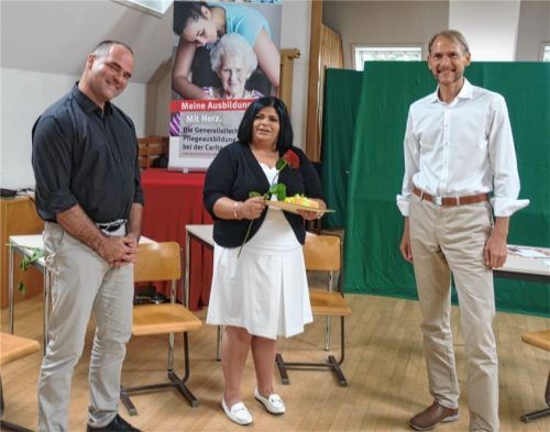 Auszeichnung für einen hervorragenden Abschluss: Staatspreisträgerin Julia Raducu-Hütter nimmt den Staatspreis aus den Händen von Geschäftsführer Matthias Wölfel (rechts) und Schulleiter Christian Maier entgegen. Foto re