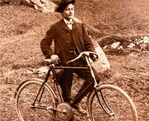 Bauernfotograf Josef Schöpf mit seinem selbst konstruierten Fahrrad.