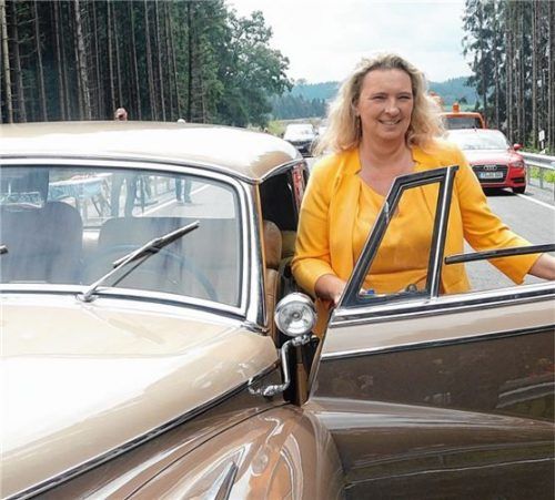 Bayerns Verkehrsministerin Kerstin Schreyer durfte die Premierenfahrt im Mercedes 300 aus dem Jahr 1959 antreten.