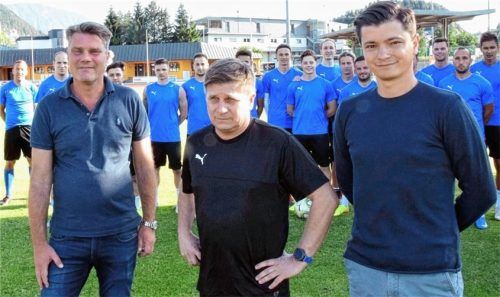 Bei der Trainervorstellung: Wolfgang Schellenberg (Mitte) mit Kufsteins Präsident Hannes Rauch (links) und dem scheidenden Coach Ogi Zaric.Foto Meier