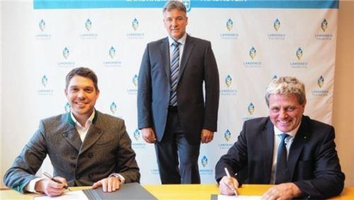 Bei der Unterzeichnung der Vereinbarung zur Einrichtung einer Stiftungsprofessur: Landrat Siegfried Walch (links), TH-Präsident Prof. Heinrich Köster (rechts) und TH-Vizepräsident Prof. Dr. Peter Niedermaier.Foto Landratsamt Traunstein