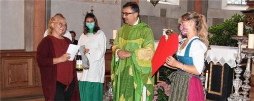 Bei ihren Abschiedsworten übergibt Maria Steindlmüller (rechts) ihr Geschenk und ihren Dank an Gemeindereferentin Gundula Langer-Kochinke (links) und Pfarrer Rudolph (Mitte).Foto  Schwitteck