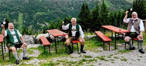 Beim Almgespräch vor der Feichteckalm: (von links) Landesvorsitzender Max Bertl vom Bayerischen Trachtenverband, Hans Auer, Ehrenvorsitzender vom Tourismusverein Samerberg, und Bayernbund-Landesvorsitzender Sebastian Friesinger.Foto  Hötzelsperger