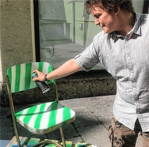 Beim Verschönern: Beppo Roderer vom Verein „Kunst Kollektiv“ besprüht einen Stuhl. Foto Citymanagment