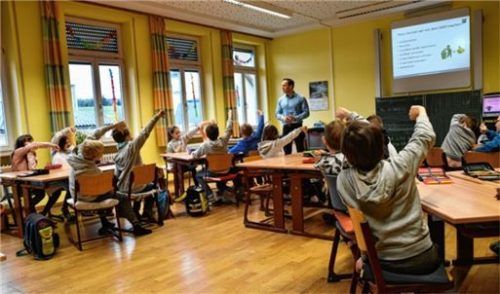 Bernhard Bock bei einem Vortrag an der Schule in Söchtenau. Foto Klaus Kubitza