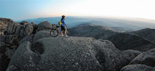 Besucher haben die Möglichkeit, die unverfälschte Natur der Bergwelt bei Wanderungen oder Radtouren kennenzulernen und tief in die Traditionen der Region einzutauchen. Foto centro de Portugal