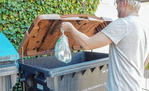 Biomüll, hier im organischen Kompost-Sackerl, wird in Wasserburg zu Blumenerde und Energie.Foto Heinz