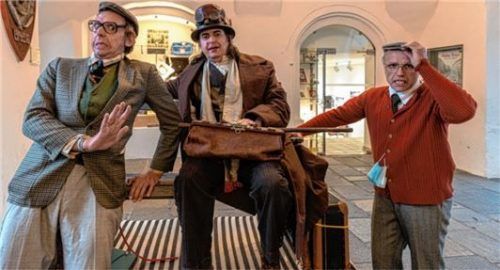 „Bitte nicht zu nah!“ Die Künstler weisen zwischendurch immer wieder auf die Corona-Etikette hin. Hier (von links) Emmeran Heringer, Tom Tak und Stefan Pillokat.