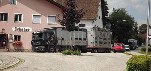 Blechlawine durch Egglkofen: Die Bürgermeister der Gemeinden an der B299 befürchten ein noch größeres Verkehrsaufkommen, wenn die Umfahrung von Landshut erst einmal fertig ist. Foto Janesch