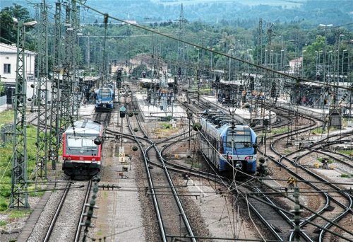 Blick auf den Rosenheimer Bahnhof: In wie weit der Brenner-Nordzulauf Einfluss auf das Rosenheimer Stadtgebiet hat, hängt letztlich davon ab, welche der fünf Varianten den Zuschlag bekommt. Foto Reisner
