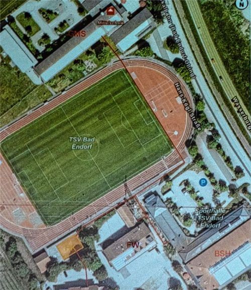 Blick auf den Sportplatz an der Hans-Kögl-Straße. In diesem Areal ist ein umfangreiches Wärmeversorgungsnetz in Planung. Foto jt