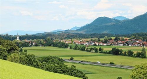Die Autobahn A8 und Frasdorf von Norden her gesehen. In der Ferienzeit rollt die Blechlawine beinahe durch das Dorf. Lärmschutzwälle sollen künftig die Anwohner entlasten. Fotos Rehberg