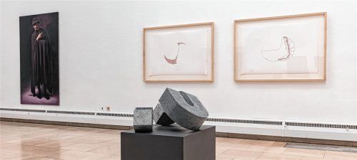 Blick in den ersten Saal der Städtischen Galerie. Im Vordergrund die Plastik von Toni Stegmayer. Foto Weiand