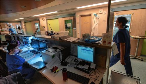 Blick in eine Klinik: Krankenschwestern arbeiten im April 2020 auf einer Station, in der unter anderem positiv getestete Corona-Patienten in isolierten Intensivbett-Zimmern versorgt werden. Foto  dpa