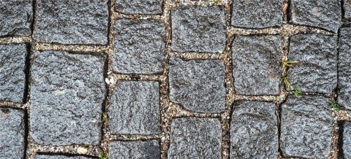 Breite Fugen und leichte Erhebungen: Die Beschaffenheit des Max-Josefs-Platzes bereitet Rollstuhlfahrern, Menschen mit Rollator, aber auch jungen Müttern große Probleme, die mit einem Kinderwagen unterwegs sind.