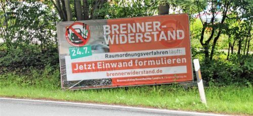 „Brennerwiderstand“ steht auf einem der Plakate an der Kolbermoorer Staatsstraße. Bis 24. Juli kann man eine Stellungnahme hinsichtlich des Raumordnungsverfahrens verfassen. Stadt und Bürgerinitiative informieren darüber bei einer Infoveranstaltung vor dem Rathaus. Foto riediger