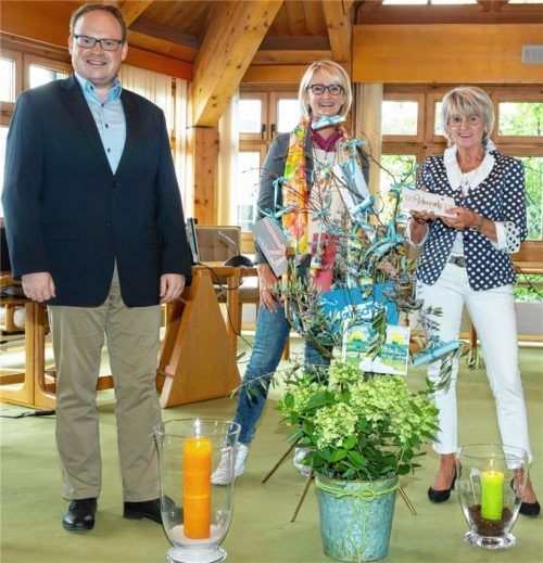 Bürgermeister Andreas Friedrich und Petra Lanzinger (Mitte), im Rathaus zuständig für die Schulen unter dem Dach der Gemeinde, verabschieden Grundschul-Rektorin Elisabeth Neuert-Kaiser. Foto Berger