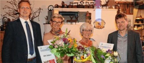 Bürgermeister Simon Frank (links) und der Vorsitzende des Aschauer Gewerbevereins, Rainer Küblbeck (rechts), bedanken sich bei Susanne Wörndl (Zweite von links) und Hildegard Linke-Pöpperl für ihre Arbeit für die Gemeindezeitung. Foto Rehberg