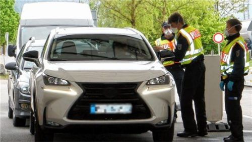 Bundespolizisten bei einer Kontrolle auf der A93 bei Kiefersfelden. Foto Bundespolizei