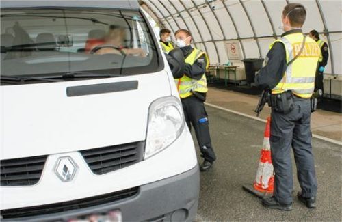 Bundespolizisten kontrollieren bei Kiefersfelden die Insassen eines Kleinbusses. Foto Bundespolizei