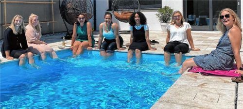 Das hat nicht jede Firma dieser Größe: einen zehn Meter langen Pool, in dem sich die Mitarbeiterinnen der Primo GmbH in einer Arbeitspause erfrischen können. Foto  Becker/Primo