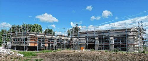 Das neue Domizil der Pullacher Feuerwehr am Kreisel direkt neben der Tankstelle ist in L-Form gebaut. Fotos Baumann