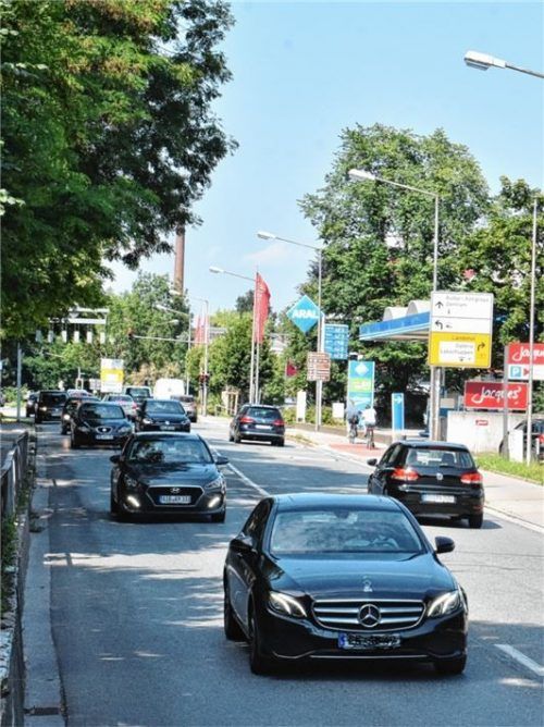 Das Streitthema: Der nördliche Teil der Kufsteiner Straße, von der Klepper- bis zur Brianconstraße, soll vierspurig werden. Foto Schlecker/Grafik: Klinger