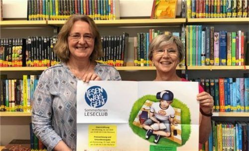 Das Team der Bücherei: Karin Obwieser (links) und Charlotte Gasteiger (rechts) freuen sich über die Aktion.Foto re