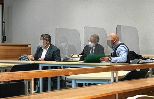 Das Urteil ist gefallen: Während der Bundespolizist (47) aus Pasewalk (rechts) freigesprochen wurde, muss der Bundespolizist (46) aus Rosenheim (links), hier mit seinem Verteidiger Frank Eckstein, eine Geldstrafe zahlen. Foto Schöne