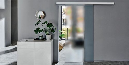 Das vor der Wand laufende Schiebetürsystem bietet modernste Laufschienentechnik.Foto Novoferm/akz-o