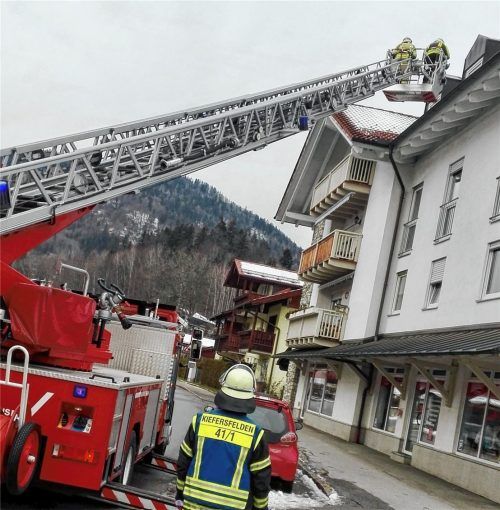 Dass in Kiefersfelden eine Drehleiter keine Luxusanschaffung wäre, zeigen die rund 30 jährlichen Einsätze, bei denen die Kufsteiner Nachbarn mit ihrem Arbeitsgerät aushelfen. Die vorgeschriebenen Hilfsfristen von zehn Minuten können dabei aber nicht eingehalten werden. Fotos Schmidt